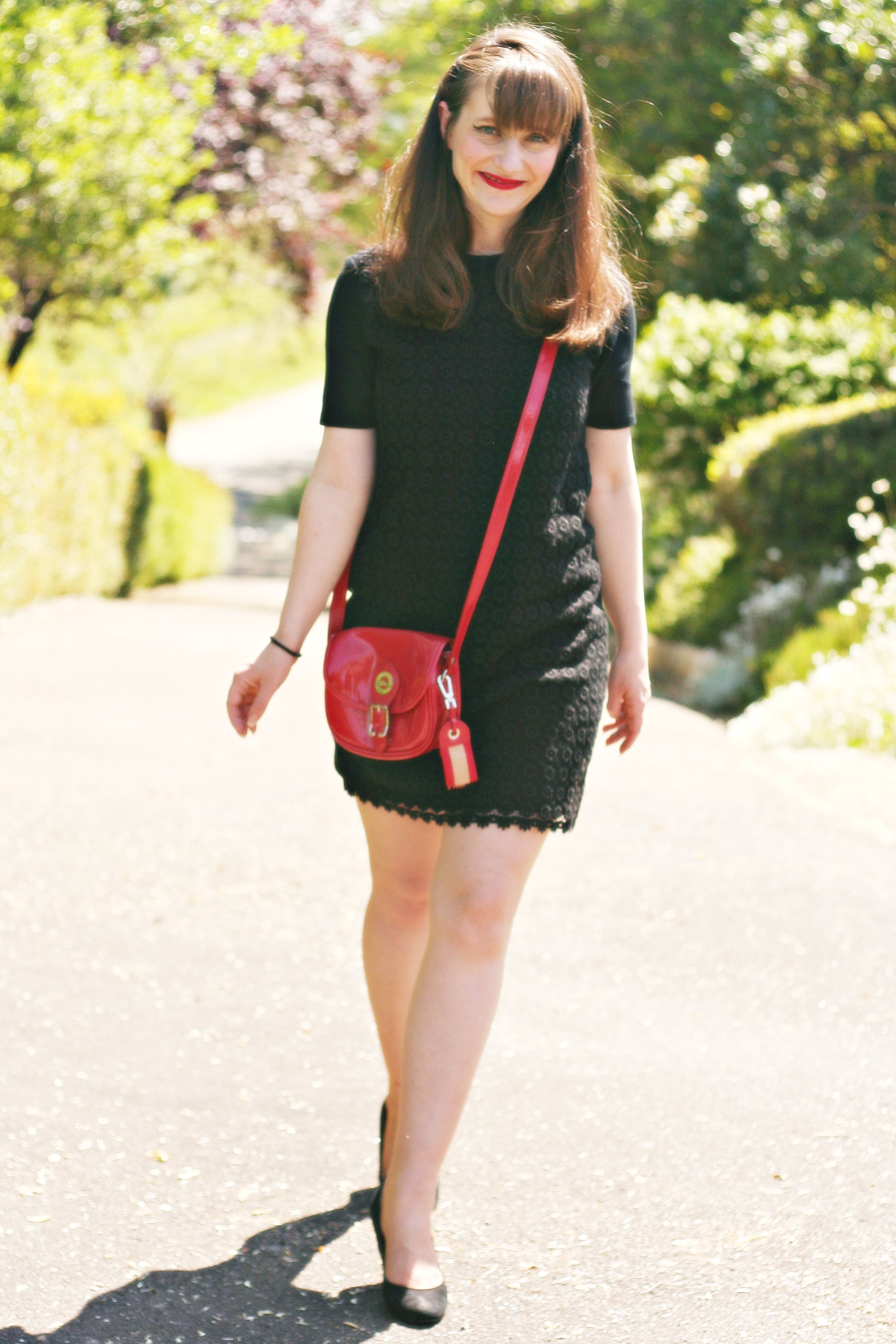 petite robe noire see by chloé sac longchamp rouge blog mode femme