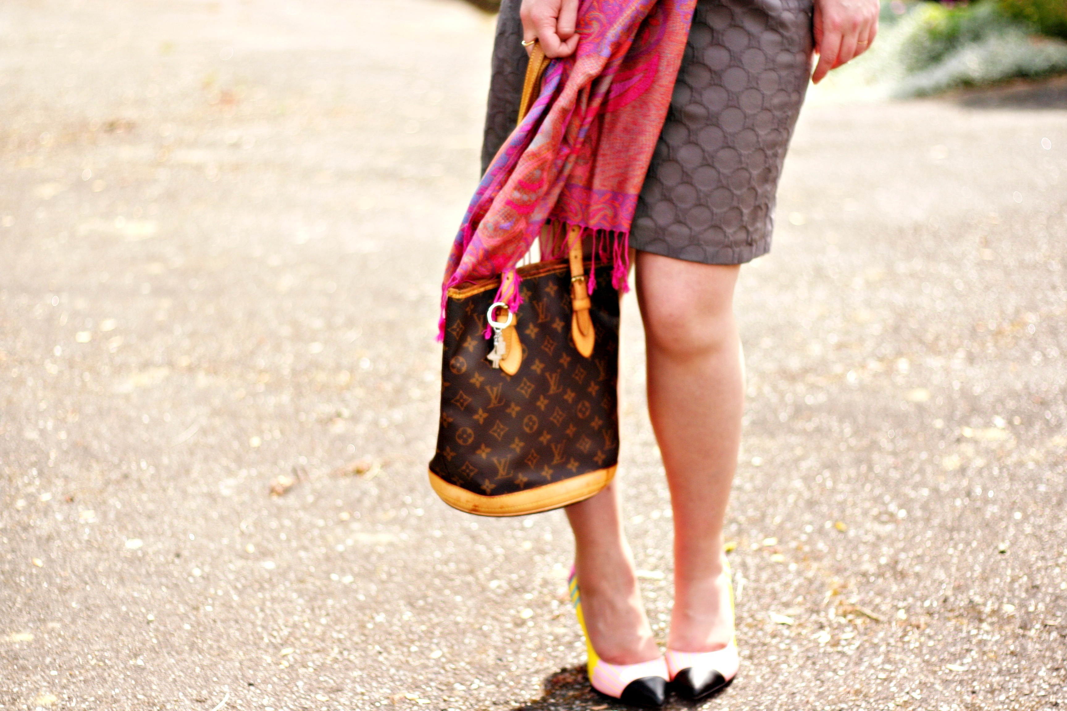 look-sac-louis-vuitton-escarpin-foulard-cachemire-jupecrayon